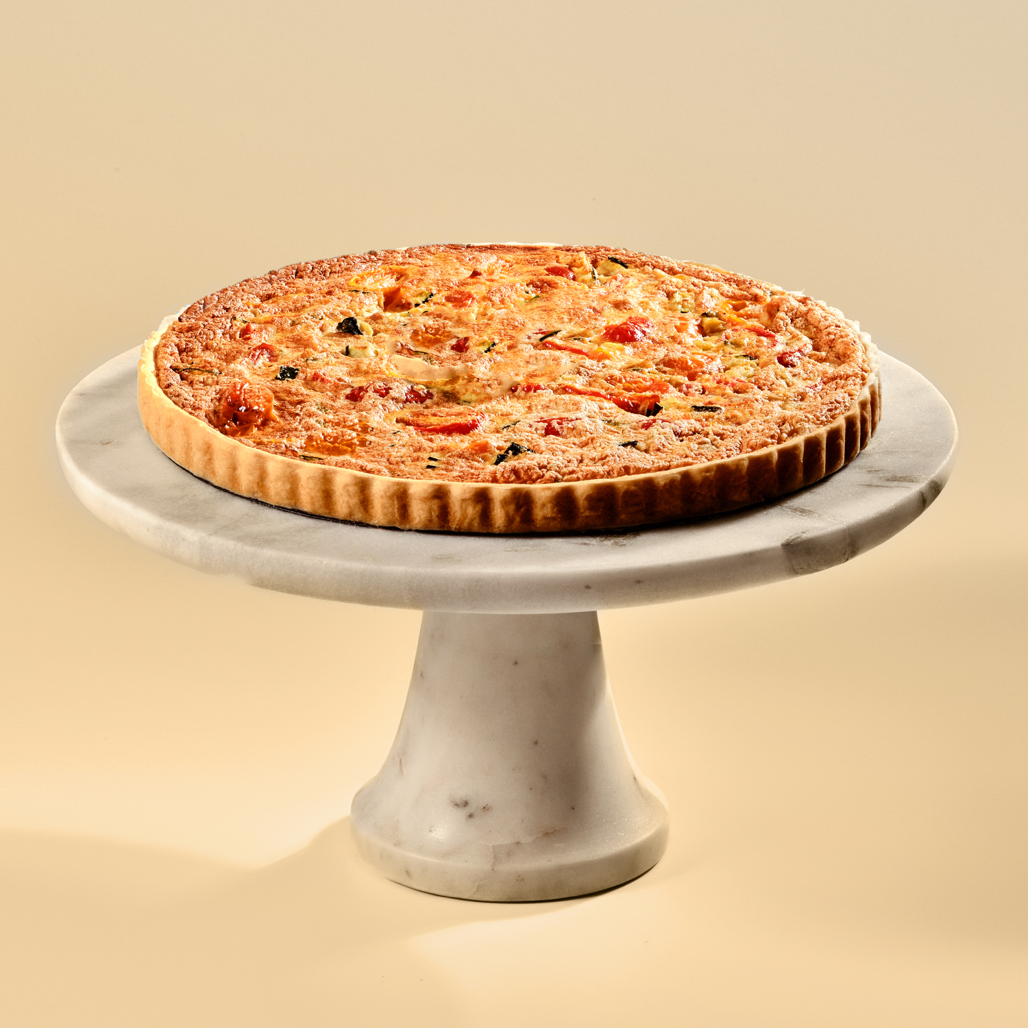 Tarta z łososiem, cukinią i pomidorkami